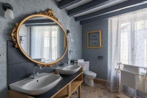 Baño con 2 lavabos y espejo en La Chaumière, en Ousson-sur-Loire