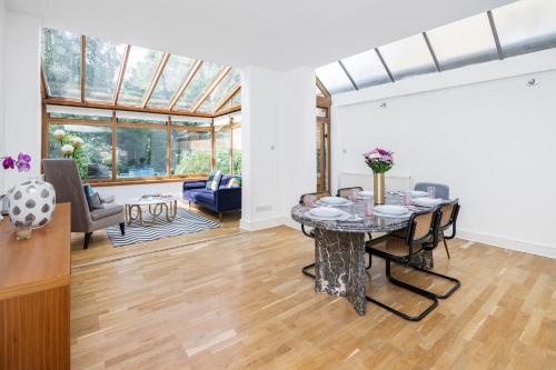 sala de estar con mesa y sillas en 4 BR Edwardian family house wgarden, Notting Hill, en Londres