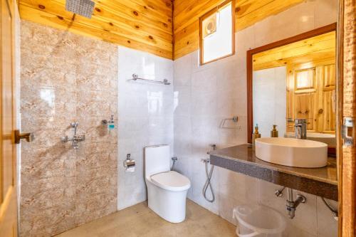 uma casa de banho com um WC, um lavatório e um chuveiro em Villa by Mountain Homes- Lansdowne em Lansdowne