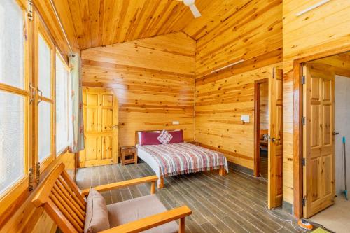 Habitación con cama en una cabaña de madera en Villa by Mountain Homes- Lansdowne en Lansdowne