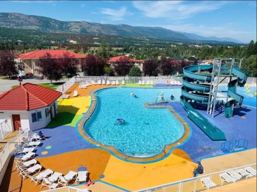 費爾蒙溫泉的住宿－Mountain View Vacation Villa Main Floor Unit, No Stairs，度假村内大型游泳池的图片
