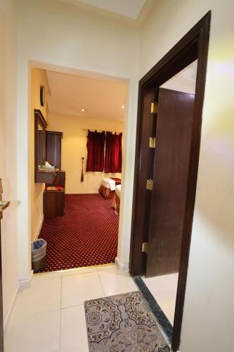 a room with a door leading to a bathroom at Ayan ALMUEABADH -1700m to ALharam in Mecca