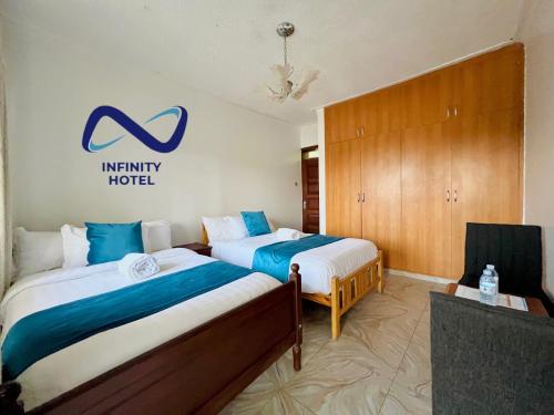 מיטה או מיטות בחדר ב-Infinity Hotel Kampala