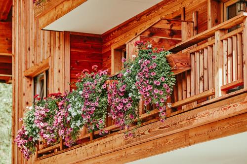 a window box with flowers on a wooden house at Landhotel Berger in Ainring