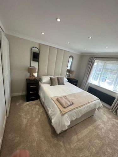 Un dormitorio con una cama grande y una ventana en 3 bedroom house Hildenborough en Hildenborough