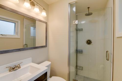 W łazience znajduje się toaleta, umywalka i prysznic. w obiekcie Downtown Anchorage Vacation Rental with Garden Views w mieście Anchorage