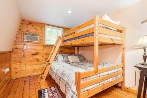 - une chambre en rondins avec des lits superposés et une échelle dans l'établissement Owls Retreat, à McHenry