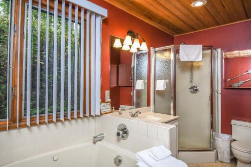 a bathroom with a tub and a sink and a toilet at Cedar Ridge in Oakland