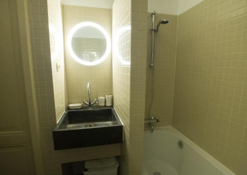 La salle de bains est pourvue d'un lavabo, d'une baignoire et d'une fenêtre. dans l'établissement Waterland Achterhuis, à Monnickendam