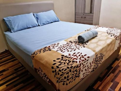 a bedroom with a bed with a black and white blanket at Home in Bayan Lepas4R3B Dnaz Homestay@Bayan Baru in Bayan Lepas