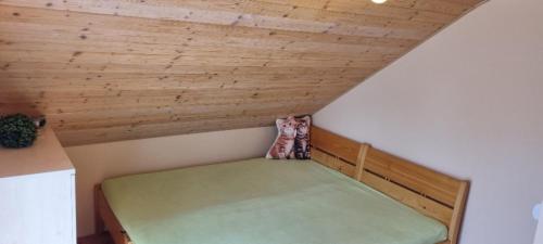 Postel nebo postele na pokoji v ubytování Chatička na Lipce, Železné hory, Sečská přehrada
