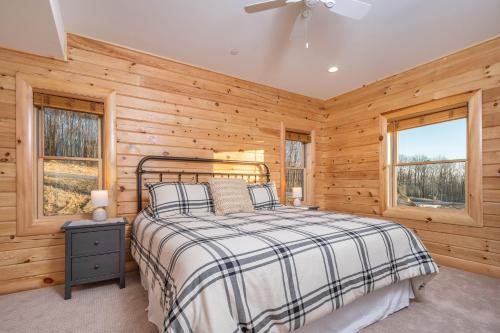 1 dormitorio con 1 cama en una cabaña de madera en Blue Square Dont Care, en McHenry