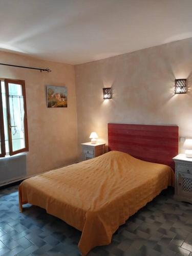 - une chambre avec un lit et deux lumières sur le mur dans l'établissement Maison de vacances Clos du Bayle, à Sagriès