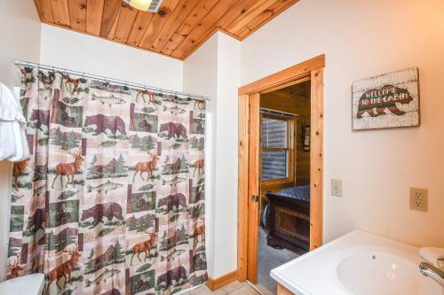uma casa de banho com uma cortina de chuveiro com animais em Cedar Shores Villa 12 em McHenry