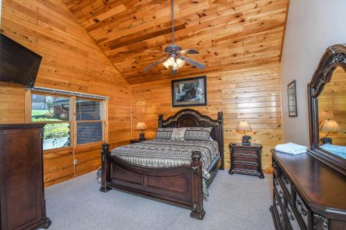 Schlafzimmer mit einem Bett und einem Deckenventilator in der Unterkunft Cedar Shores Villa 12 in McHenry