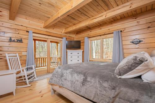 a bedroom with a bed in a log cabin at Wander Inn in McHenry