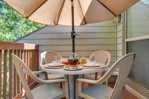 Balkoni atau teres di Branson West Retreat - 2 Mi to Silver Dollar City!