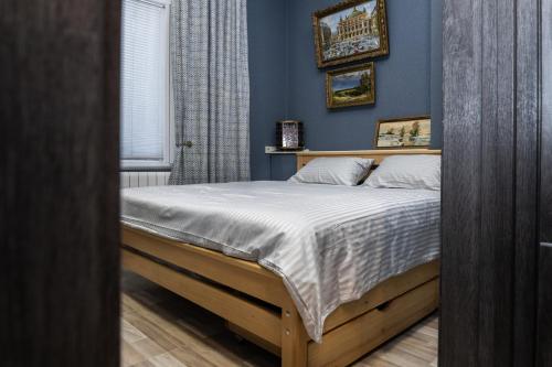 Un dormitorio con una cama con una pared azul. en Old Town Italian Courtyard, en Tiflis