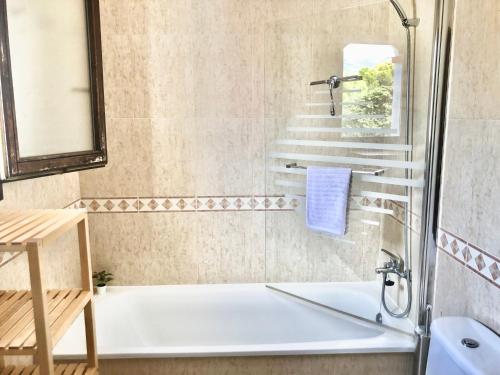 a bathroom with a tub and a sink at La Casa de Jordi&Lina in Miami Platja