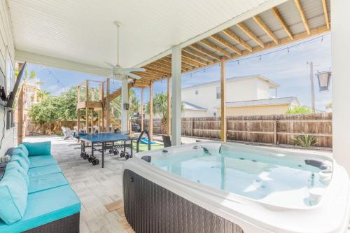 bañera de hidromasaje en el patio de una casa en Sea Gem Beach Slp 16 Amenities, en St. Augustine