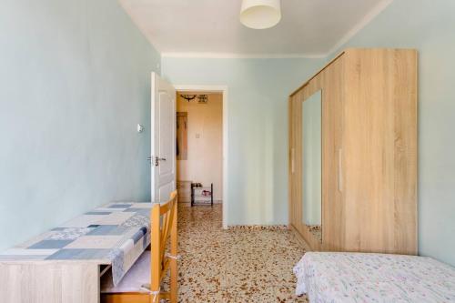 Habitación con 2 camas y armario en Habitacion privada y tranquila, en Alicante