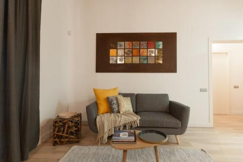 una sala de estar con un sofá y una mesa en Fridays Flats Santa Monica Downtown And Dapper, en Barcelona