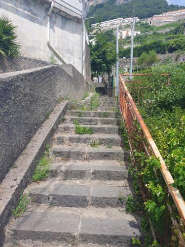 una rampa di scale in pietra accanto a un edificio di La Ginestra ad Amalfi