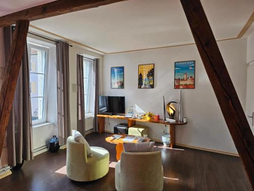 a living room with two chairs and a desk at La Croix Fédérale in Porrentruy