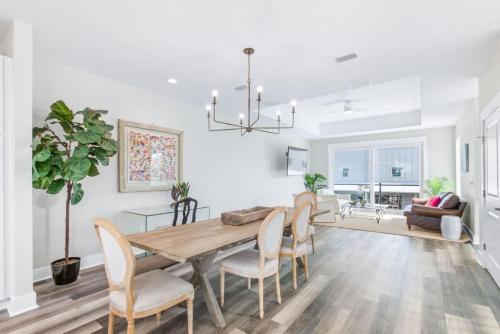 een eetkamer en woonkamer met een tafel en stoelen bij Waters Edge at Cortez in St. Augustine