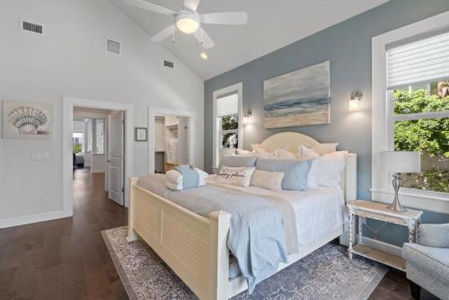 ein Schlafzimmer mit einem großen weißen Bett mit blauen Kissen in der Unterkunft Cobalt Cottage History at your doorstep in St. Augustine
