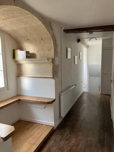 une pièce vide avec un escalier dans une pièce dotée de parquet dans l'établissement Maison de maître du 19ème siècle à la campagne, à Bellenod-sur-Seine