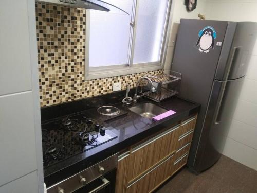 a kitchen with a sink and a refrigerator at Apartamento Top Expo Center Norte Paulista Centro in Sao Paulo