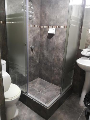 une salle de bain avec une douche avec des toilettes et un lavabo dans l'établissement Lima Flats, à Lima