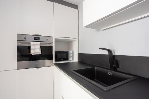 Quiet 2BR Near Marina Metro Workspace