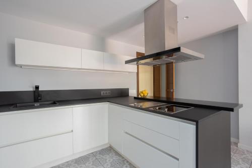 Quiet 2BR Near Marina Metro Workspace