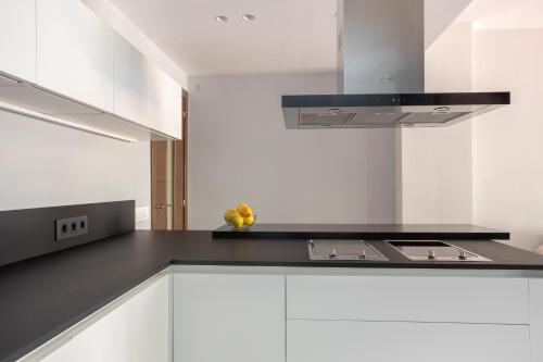 Quiet 2BR Near Marina Metro Workspace