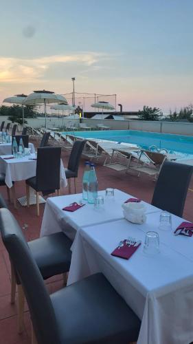 Piscina en o cerca de Hotel Embassy