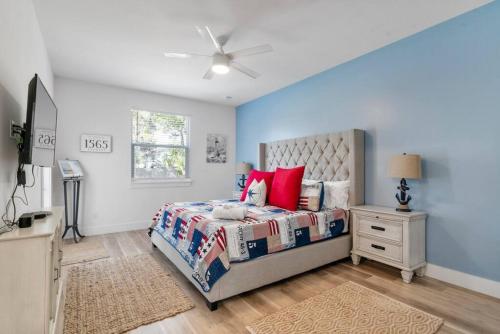 a bedroom with a bed and a ceiling fan at Lions Sail Beach Island Pool in Saint Augustine
