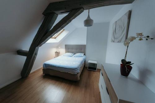sypialnia z łóżkiem w środku pokoju w obiekcie Appartement de Romain w mieście Charleville-Mézières