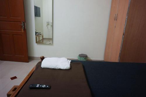 Habitación con cama con almohada. en VPR Cottage, en Yelagiri