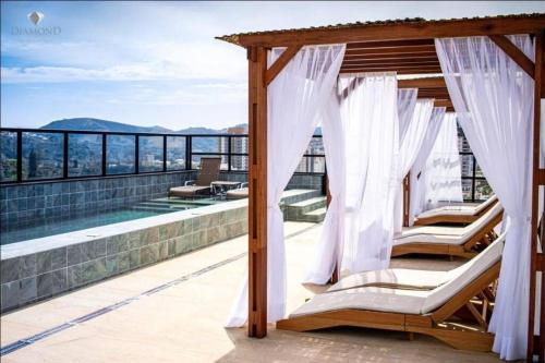 Balkón nebo terasa v ubytování Flat lindo com piscina e linda vista da cidade