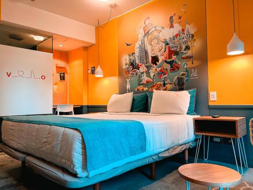 1 dormitorio con 1 cama grande y paredes de color naranja en Viajero Buenos Aires Hostel en Buenos Aires