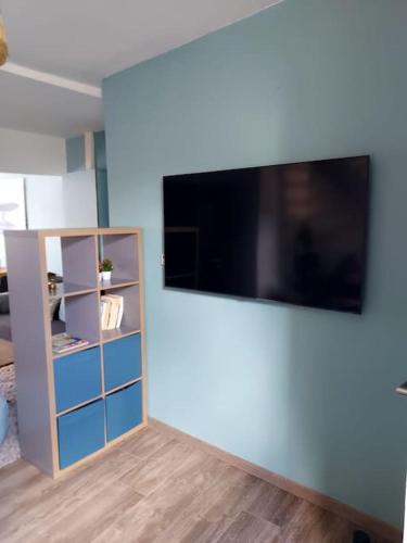 un soggiorno con TV a schermo piatto a parete di Dodo 3 appartement hyper centre a Huy