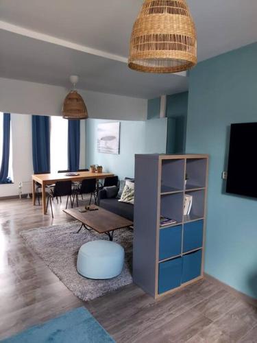 a living room with a couch and a table at Dodo 3 appartement hyper centre in Huy
