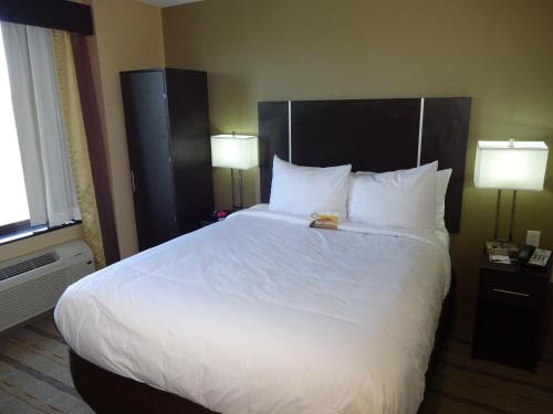 Voodi või voodid majutusasutuse Pitkin Hotel toas