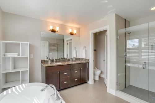 ein Bad mit einem Waschbecken, einem WC und einer Dusche in der Unterkunft Washington Retreat with Balcony, Patio and Fire Pit! in Seattle