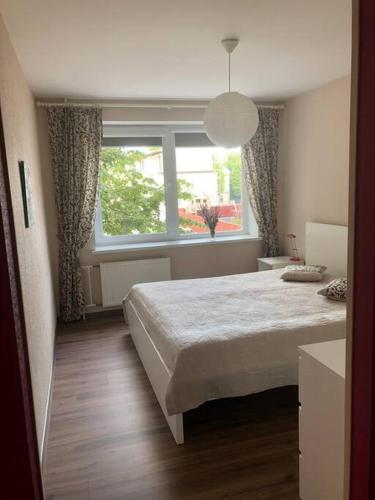 Un pat sau paturi într-o cameră la Moonlight apartment