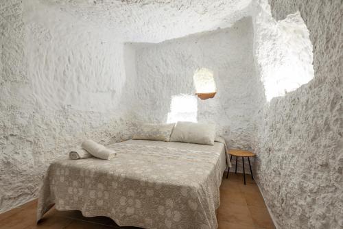 una camera bianca con un letto di Casa rural el palomar del Júcar ad Alcalá del Júcar
