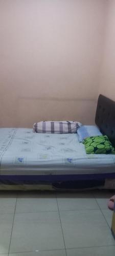 Tempat tidur dalam kamar di Kiki HomeStay