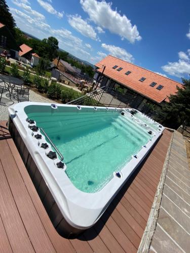 烏赫爾堡的住宿－Apartmány Sklepy Mařatice，房屋屋顶上的热水浴池